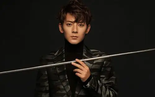 陈翔儒雅绅士风黑色系写真桌面壁纸