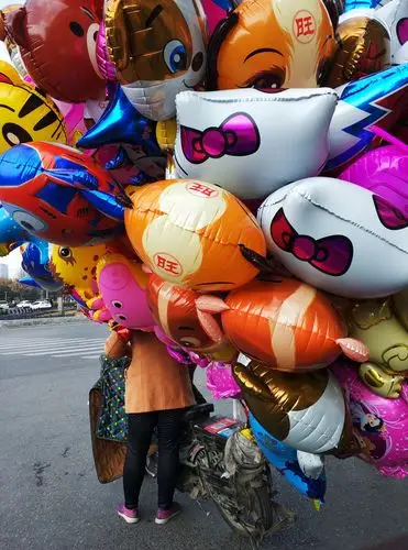 节日卖气球的人