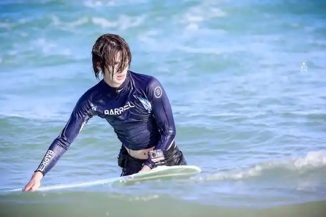 黄明昊justin夏日冲浪店