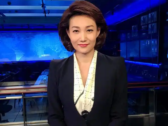 央视新闻联播主持人李梓萌个人资料简介-串词网