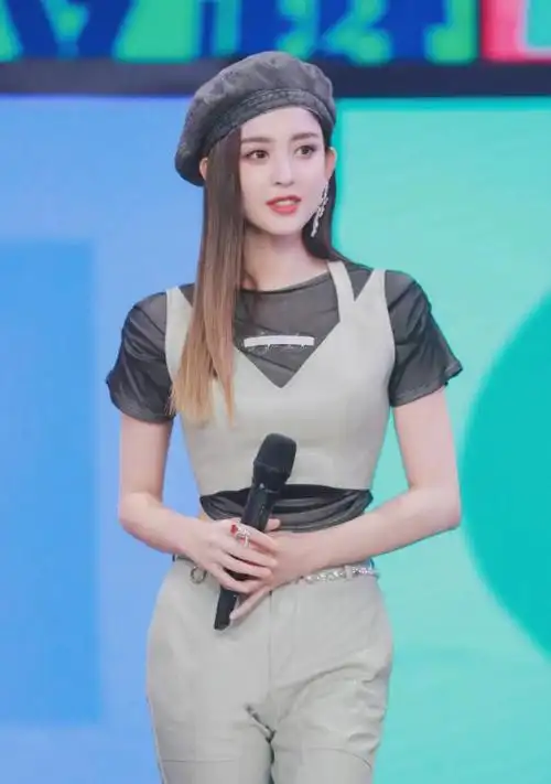 古力娜扎综艺剧照米白皮衣雪肤滑嫩牛仔贝雷帽时髦高级