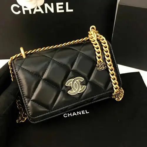 黑金珐琅扣,直击法式浪漫,无论双边还是单肩,属于香奈儿女人的气质