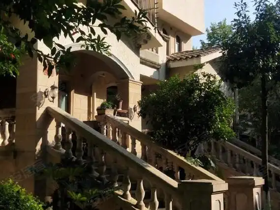 贵阳观山湖八匹马金龙国际花园观山湖豪装联排别墅 上下四层中套 带小