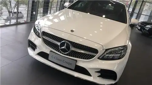奔驰c200coupe两门轿跑白红女士选择【汽车时代网】