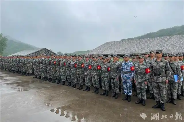 湖北省军区举行合成参谋暨民兵教练员比武竞赛(组图)