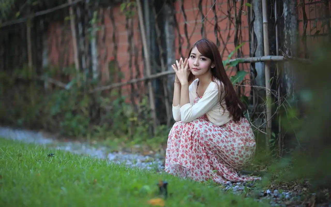 阳光女孩户外摄影写真图片高清电脑壁纸