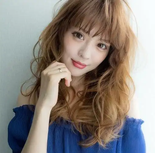 今天我们来看一组夏季超人气中长发卷发发型图片,最近有考虑换发型