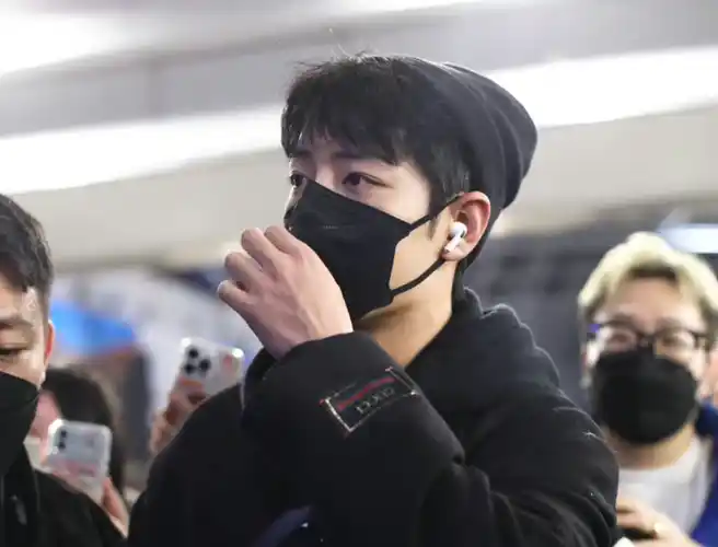 肖战机场指挥代拍人群疏散,阻止私生拍摄护照信息!_流量_直播_时间