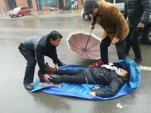 舒城一女子大街上倒地不醒突发龙舒西路