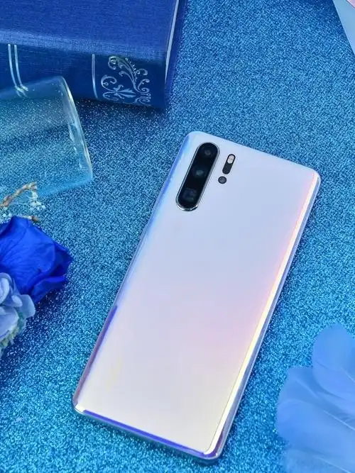 设计亮点华为p30pro正面采用双曲面柔性oled屏幕,屏幕左右两端向中框