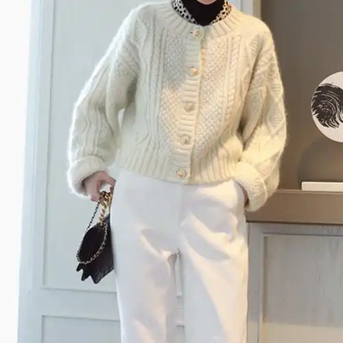白色针织开衫外套女秋冬宽松温柔风短款上衣日系毛衣加厚减龄穿搭
