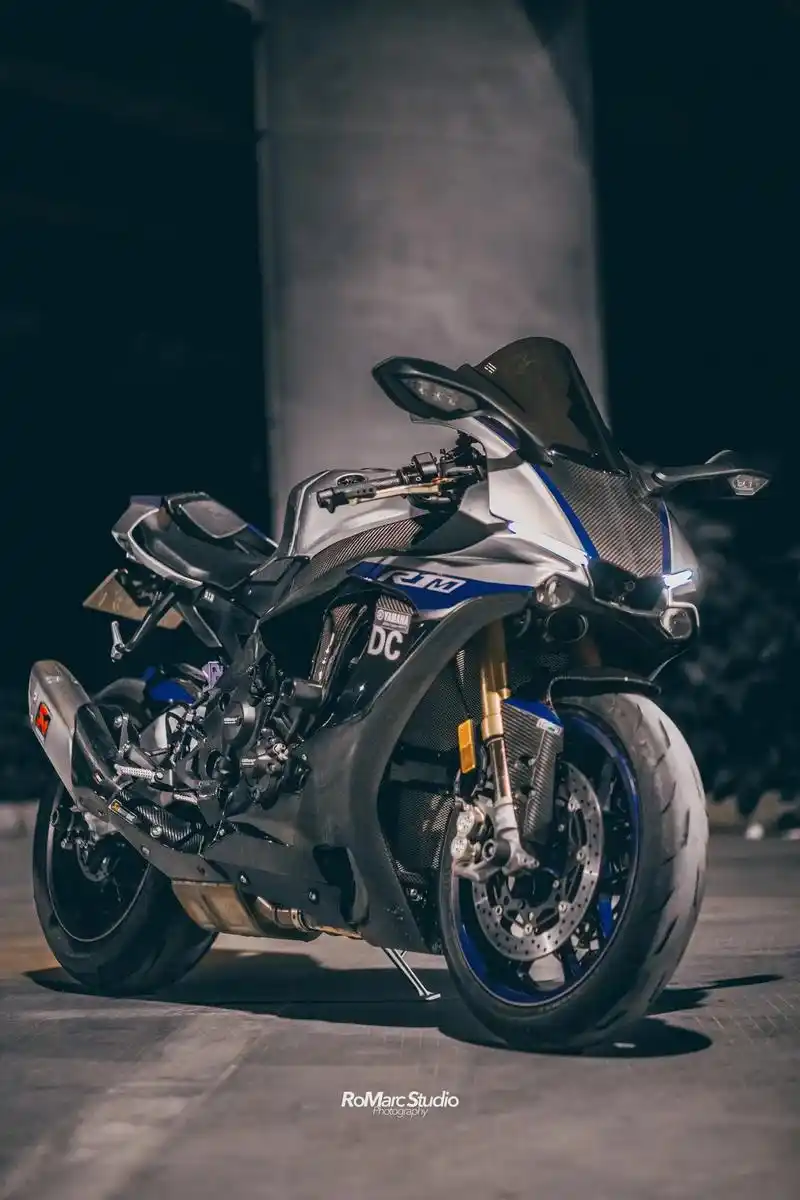 你条女笑哈哈 因为我骑雅马哈!#机车摄影 #雅马哈r1m #机车壁纸