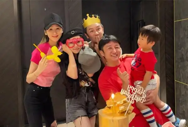 52岁陈浩民全家福照曝光与小16岁娇妻结婚十年恩爱如初