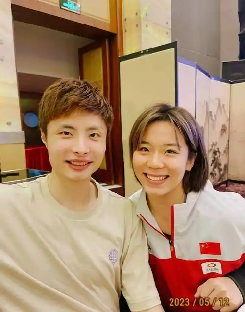 两位儒家英雄同框,夺得苏杯后跳起来庆祝_贾一凡_石宇奇_混合