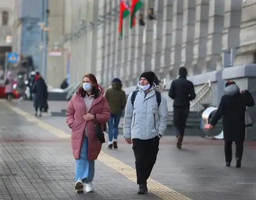 12月3日,行人佩戴口罩走在白俄罗斯首都明斯克街头.