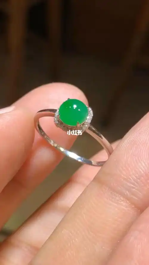 18k金镶嵌阳绿翡翠蛋面戒指
