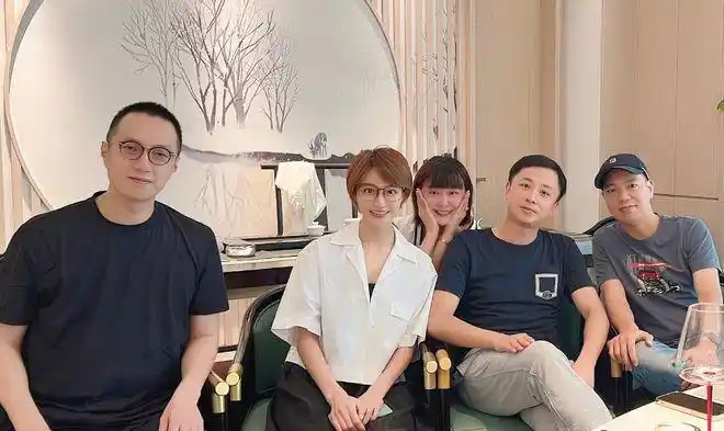 44岁的广东台主持人宋嘉其曾误传与毛琳相恋已婚生女多年