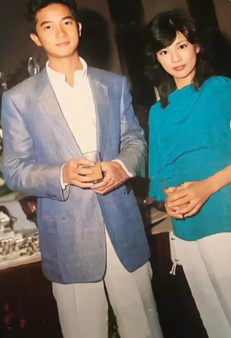 从第三张照片分别是:梅艳芳,杨紫琼,李嘉欣,邓丽君,露云娜,邝美云和