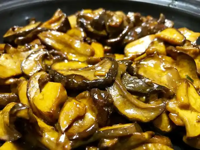 一盘快递二十四小时后炒出来的菌子