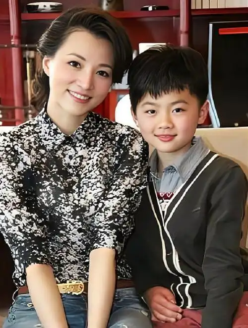 董卿性丑闻流出!性生活混乱,公开孩子父亲,败坏门风