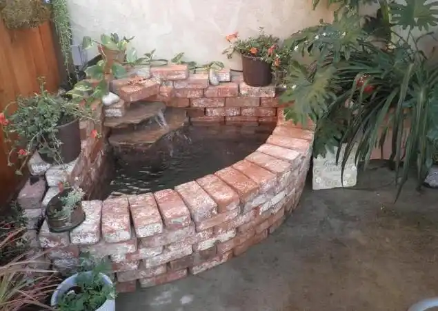 老爸用红砖在院子里砌鱼塘连水泥都不用抹完工后惊艳朋友圈