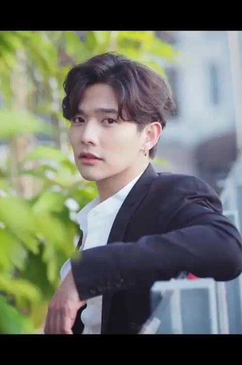 泰星leethanat,演技好,音乐造诣很高,吉他92弹奏出神入化,是个既帅