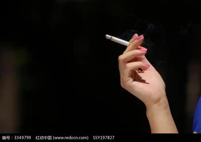 美女吸烟的手部特写