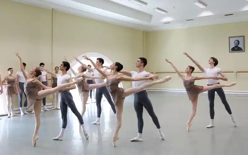 芭蕾练功房2018年瓦岗诺娃芭蕾舞学校双人舞考试