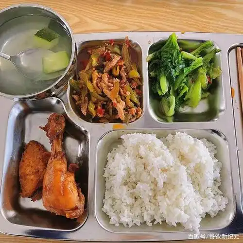 工厂很大,为了方便大家吃饭休息,食堂也很多,每个车间都可以选择就近