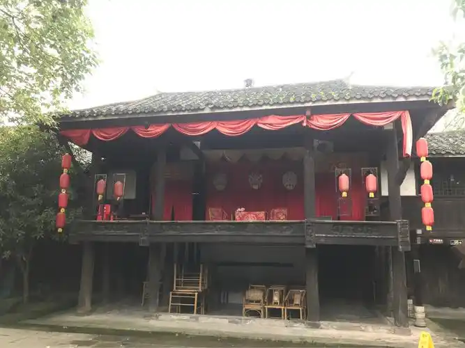 古老的戏台,古老的幕布,那一张张模糊又熟悉的京剧脸谱,似乎是在