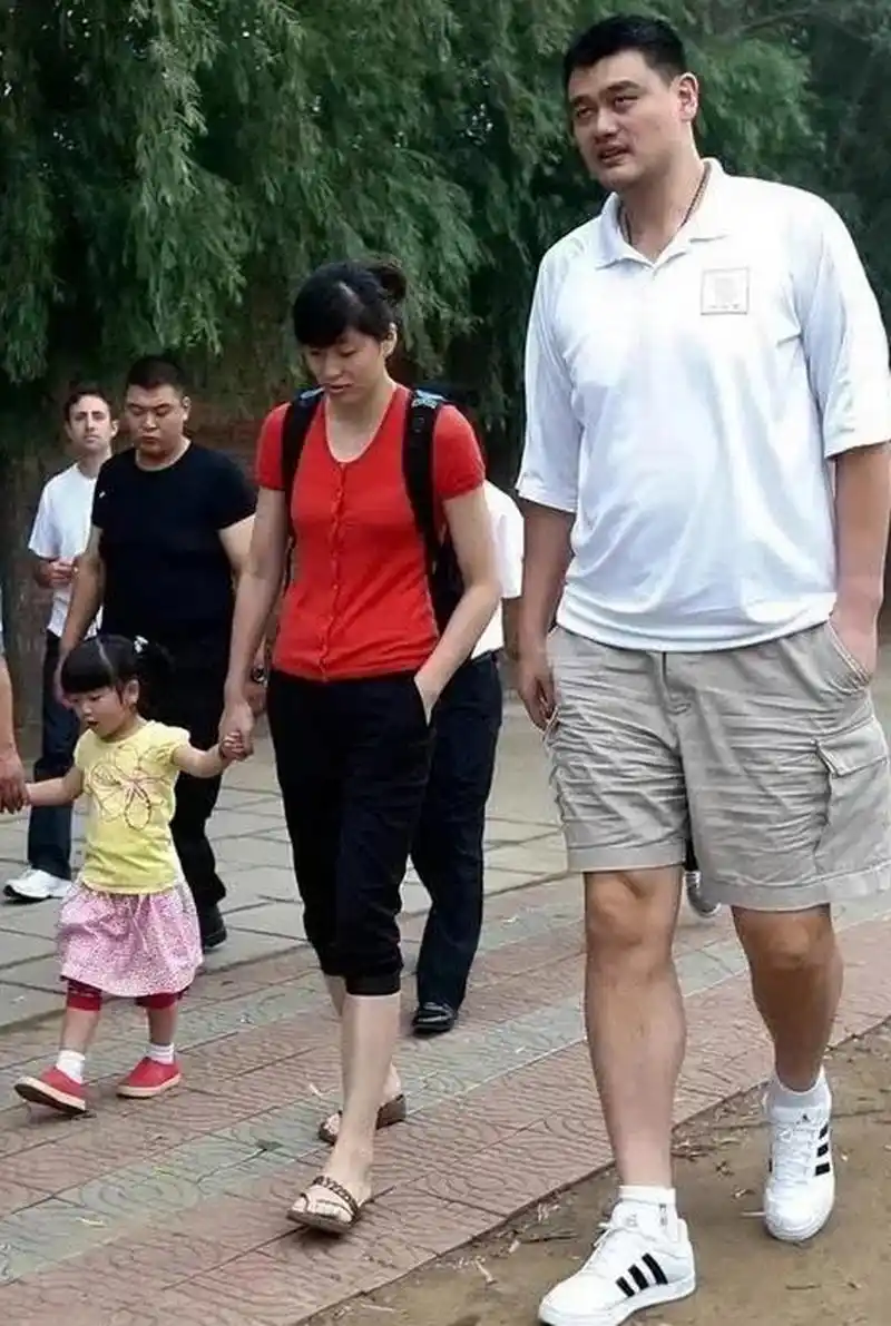 2007年,曾有人问叶莉:"嫁给身高2米多,体重400多斤的姚明是什么样的"