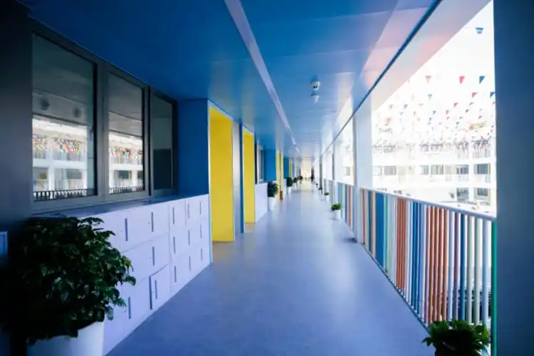 彩虹栏杆阳光长廊,科技未来感爆棚!