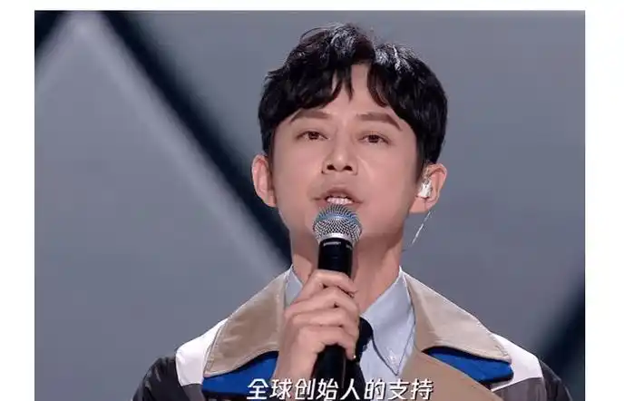 周震南遇舞台事故,衣领敞开露出身材口纹身,看清图案:惊艳了_se_个性