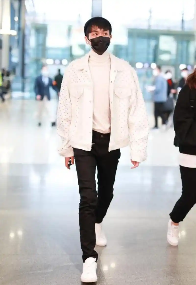 张若昀这身穿搭穿出了"筷子腿",走在大街上,连女生都要羡慕了