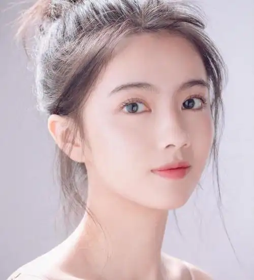 天生"带妆脸"是什么样?即使素颜也漂亮,干净清纯的气质更出众