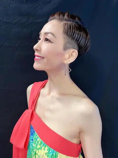 69年伍咏薇超敢穿,一袭单肩彩色连衣裙配短发,骨感身材像超模