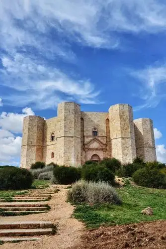 出示往返火车票免费乘车,在蒙特城堡站下车即可