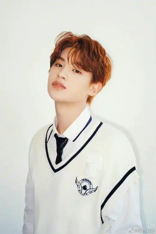 黄明昊新专辑vr预告海报