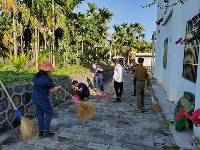 岭下村"爱国,爱海南,爱家乡,爱家庭"全体村民参加环境卫生大扫除活动