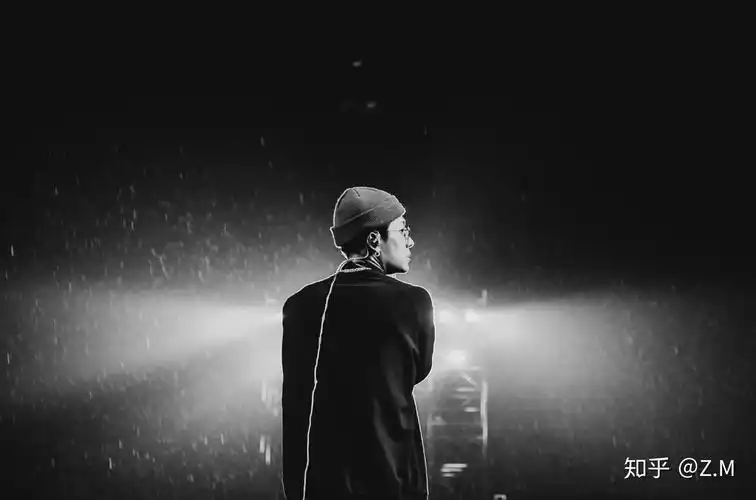 有没有王嘉尔的背影图