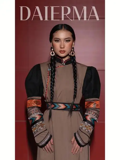 从巴尔虎蒙古传统服饰中汲取灵感,主要特点在于袖子,民族风于现代时尚