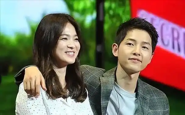 宋仲基携妻子现身罗马,手推6个月儿子,一家三口甜蜜又温馨