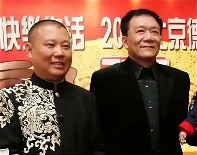 2011年侯耀文骨灰安放仪式侯耀华吻侄女泯恩仇墓地百万