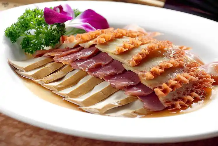 卤水拼盘:几种卤味,并列排着,看着非常好吃,美味又健康.