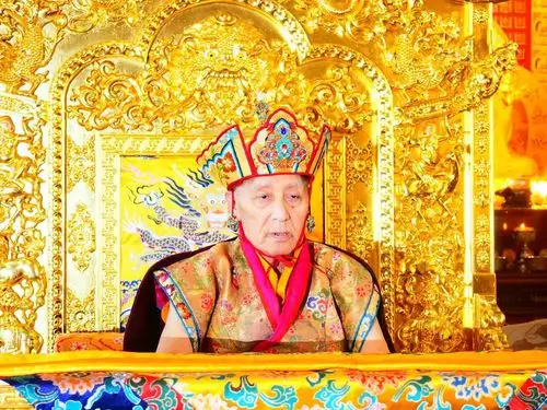 居於美国的圆满宫萨迦达钦法王不仅高龄,近来法体示现比较严重的疾病.