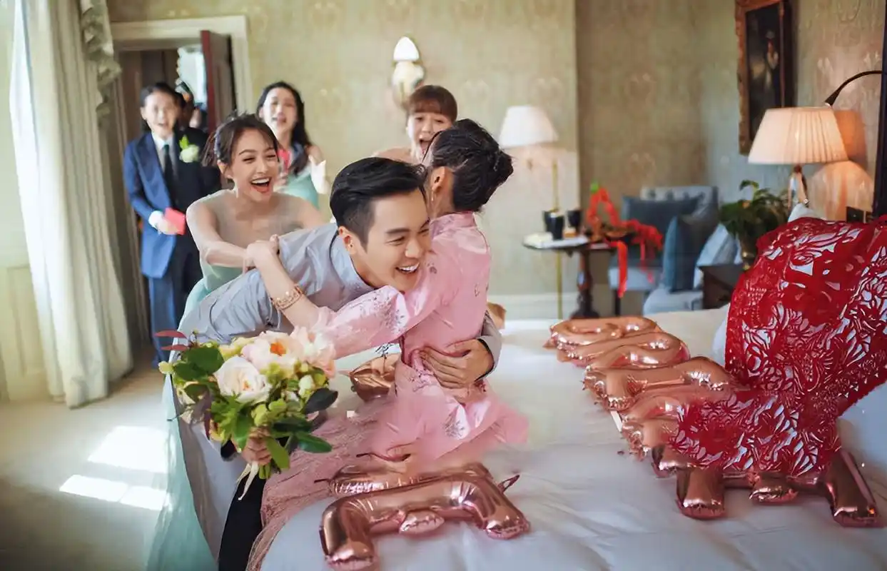 张若昀牵着唐艺昕下班超浪漫,情侣文身曝光,原地嗑出"糖尿病"