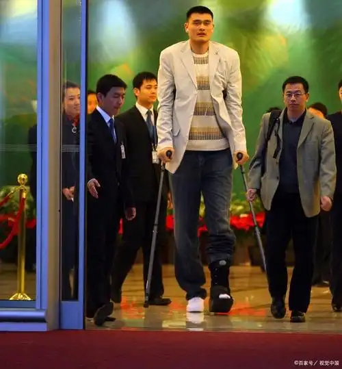 由于身高太高,2米26的姚明在合影时被电视镜头意外"打码",他的脸部被