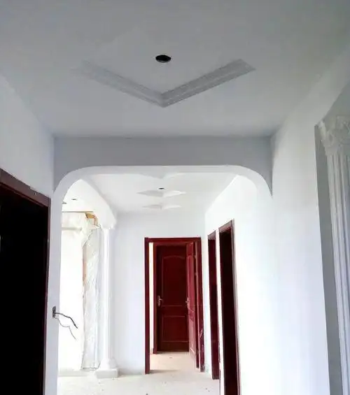 不管是客厅还是卧室,都会存在很多承重梁,我们无法把它粗暴的拆除