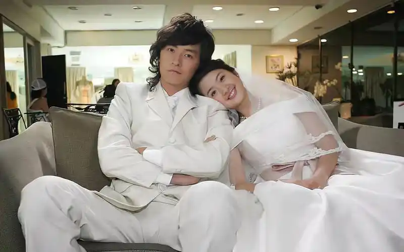 《你》右边《忠于原味》小江夫妇美妙的共同谱写了一首《恶作剧之吻》