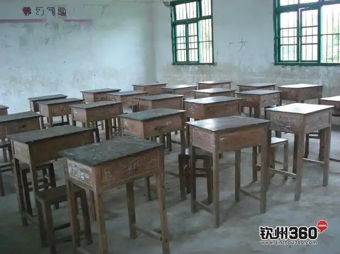 教室的旧课桌